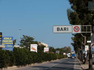 Via Napoli alla fine si perde nel passaggio che porta alla tangenziale di cui diverr� solo una complanare. Il nostro viaggio su questa strada storica, industriale, veloce e desolata finisce qui
